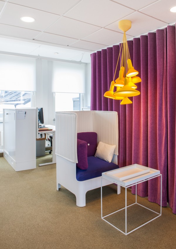 Schön modern Büro Renovierung Stockholm lila gelb leuchter sofa tisch