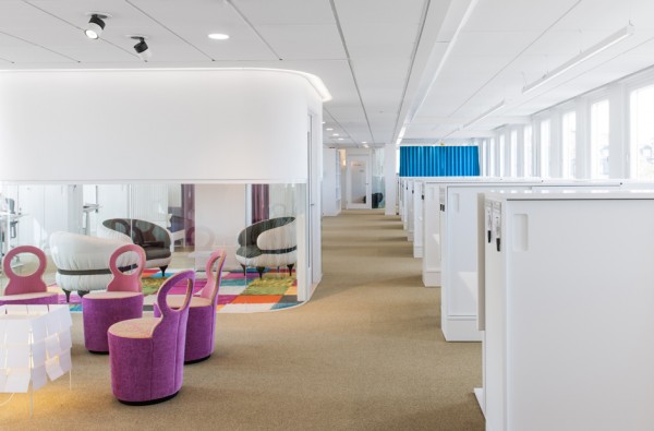 Schön modern Büro Renovierung Stockholm lila stuhl weiß