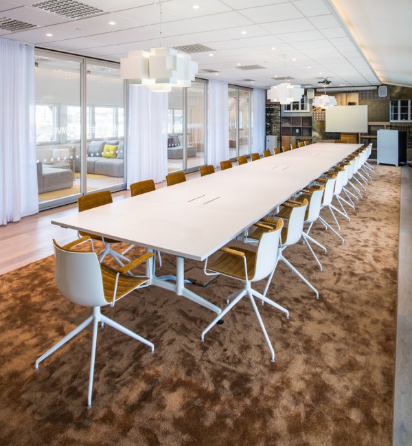 Schön modern Büro Renovierung Stockholm treffen tisch stuhl braun