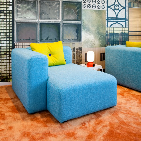 Schöne moderne Büro Renovierung Stockholm blau couch regale orange teppich