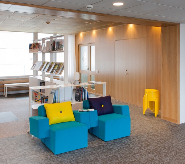 Schöne moderne Büro Renovierung Stockholm blau sessel holz tür weiß regale
