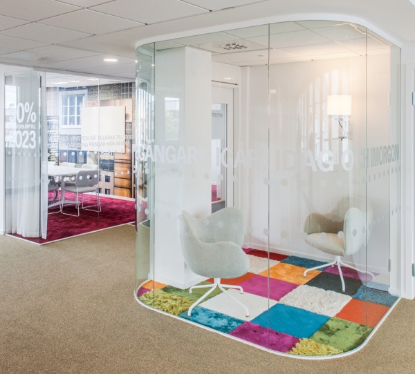 Schöne moderne Büro Renovierung Stockholm bunt teppich glas sofa