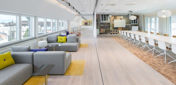 Schöne moderne Büro Renovierung Stockholm grau couch