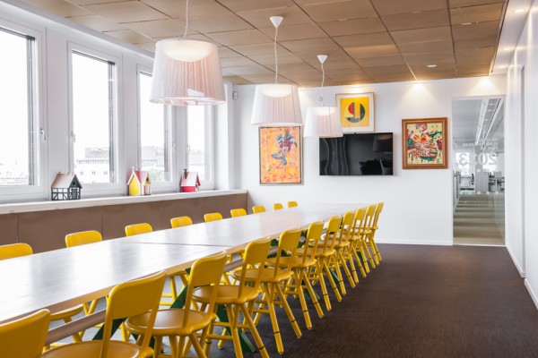 Schöne moderne Büro Renovierung Stockholm konferenz tisch gelb stuhl leuchter bild