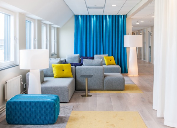 Schöne moderne Büro Renovierung Stockholm lampe grau couch hocker