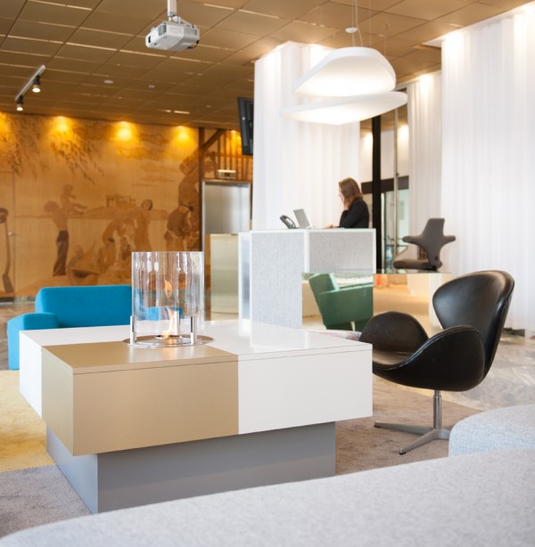 Schöne moderne Büro Renovierung Stockholm sessel tisch leuchter