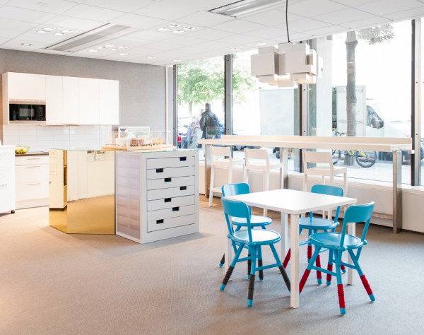 Schöne moderne Büro Renovierung Stockholm tisch blau stühle bar barhocker küche