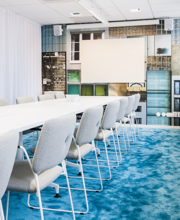 Schöne moderne Büro Renovierung Stockholm tisch stuhl blau teppich