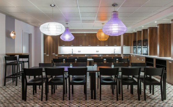 Schöne moderne Büro Renovierung Stockholm tisch stuhl lila leuchter