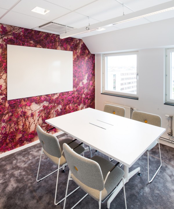 Schöne moderne Büro Renovierung Stockholm tisch stuhl tafel