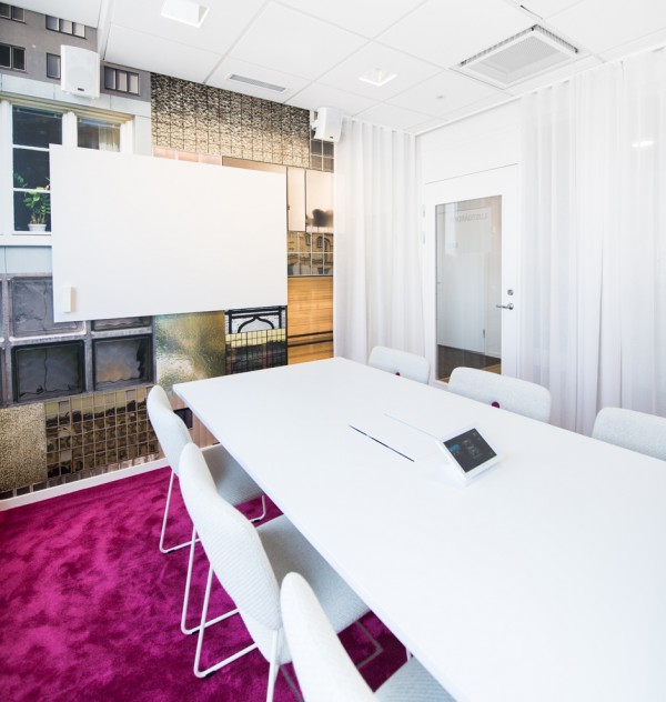 Schöne moderne Büro Renovierung Stockholm weiß tisch lila teppich stuhl