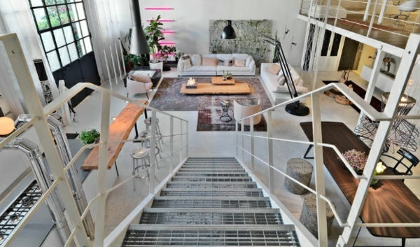Unglaubliches Loft Italien treppe wohnzimmer couch tisch