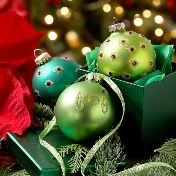 Weihnachtsbaum Ornament grün kugel glänzend
