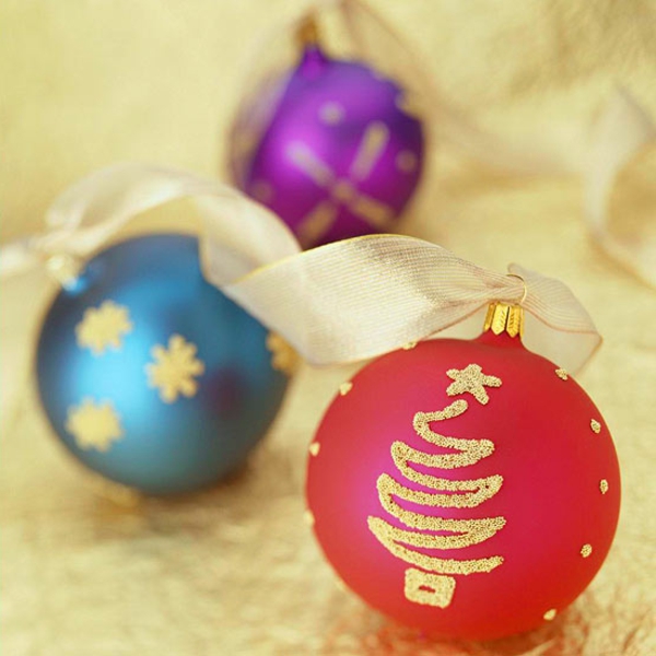 Weihnachtsbaum Ornament kugel rot blau lila golden perlen Weihnachten dekoration