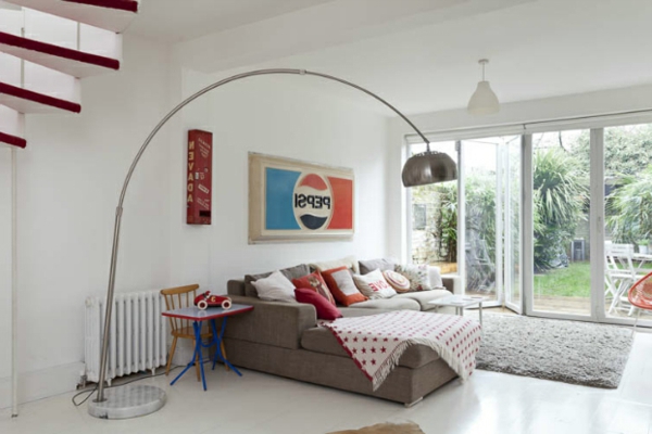 Weißes Retro Haus mit roten Akzenten couch lampe bild