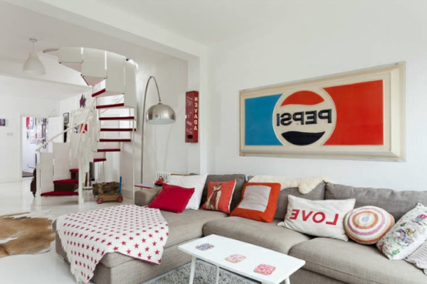 Weißes Retro Haus mit roten Akzenten couch tisch treppe