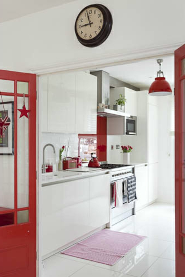 Weißes Retro Haus mit roten Akzenten kochherd spüle schrank küche