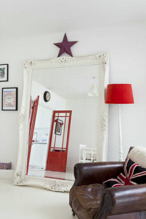 Weißes Retro Haus mit roten Akzenten sofa braun lampe spiegel