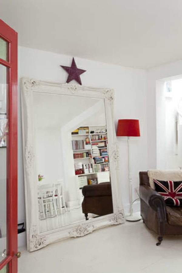 Weißes Retro Haus mit roten Akzenten spiegel lampe sofa
