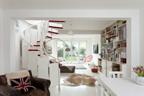 Weißes Retro Haus mit roten Akzenten treppe sofa tisch regale