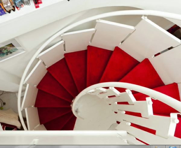 Weißes Retro Haus mit roten Akzenten treppe