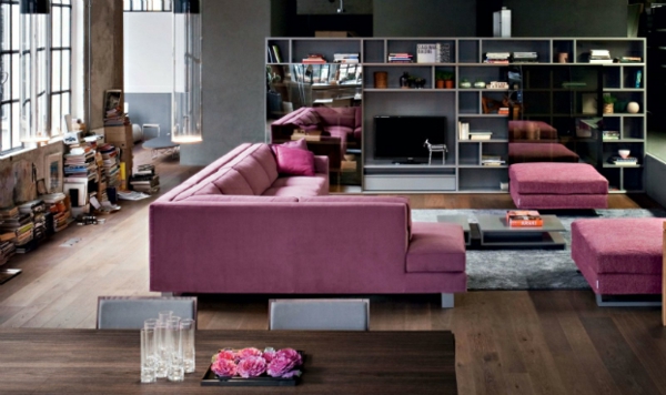Wohnzimmer Design Idee rosa couch hocker regale tisch buch
