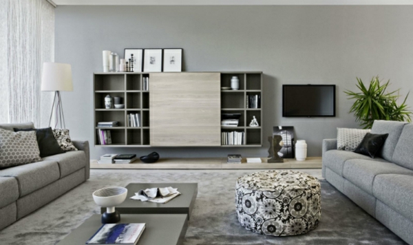 Wohnzimmer Design Ideen grau couch gemustert hocker tisch regale