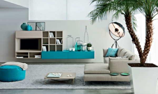 Wohnzimmer Design Ideen palme couch blau weiß regale tisch