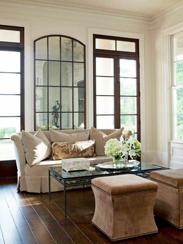 Wohnzimmer  dekorativen Elementen beige couch hocker tisch