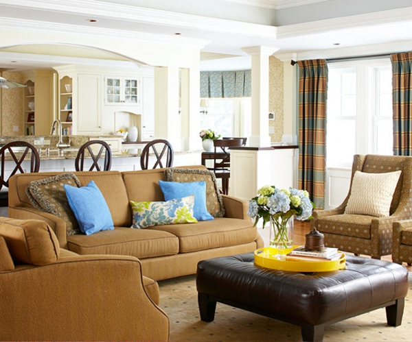 Wohnzimmer mit dekorativen Elementen beige couch sofa leder tisch blau kissen