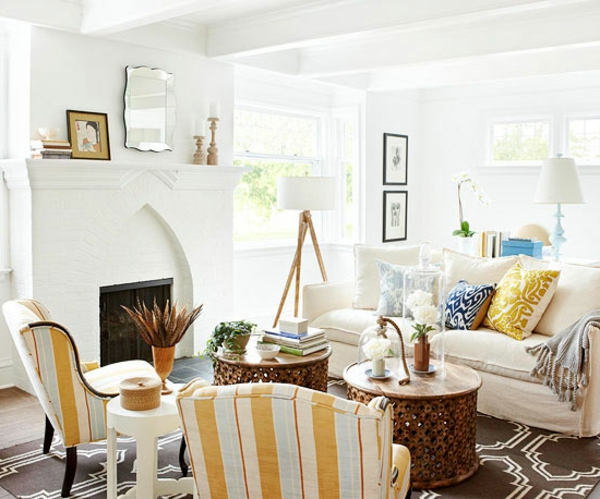 Wohnzimmer dekorativen Elementen rattan tisch kamin sofa couch weiß