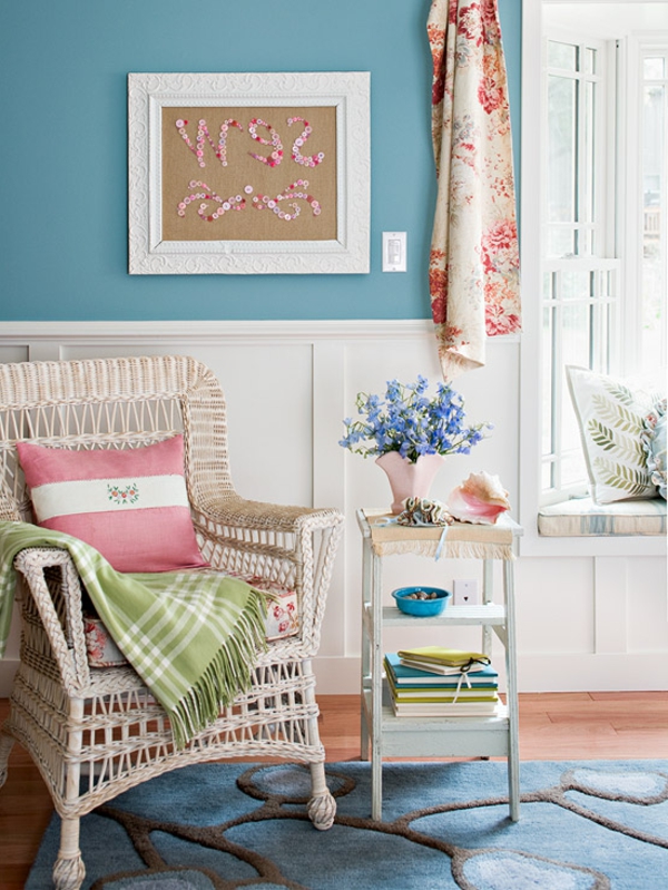 Wohnzimmer dekorativen Elementen sofa rattan blau wand blumen