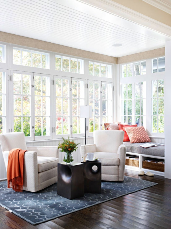 Wohnzimmer dekorativen Elementen weiß sofa tisch schwarz teppich