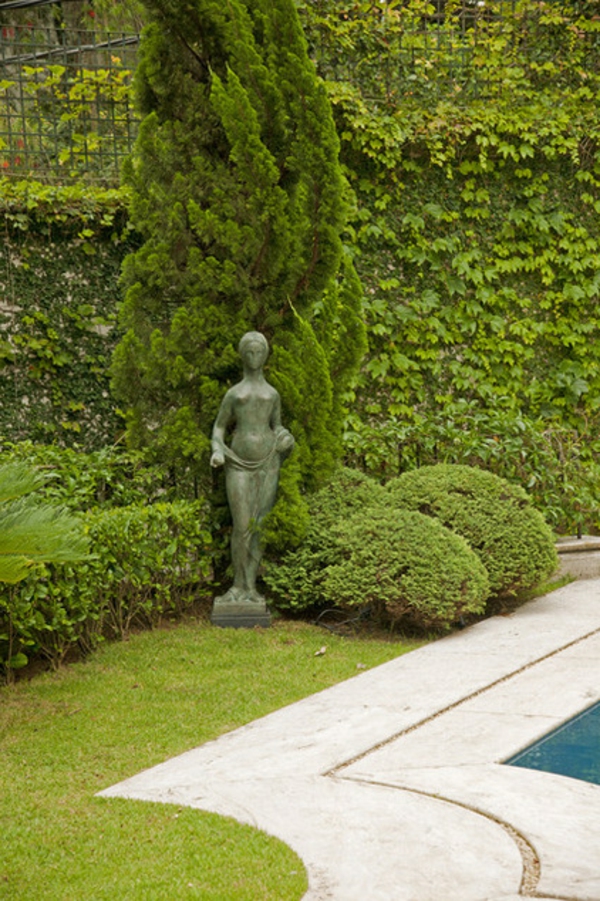 attraktiven Vorhof pflanzen blumen statue