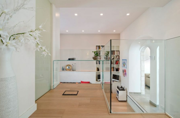 minimalistisches Apartment glaswand regale blumen weiß