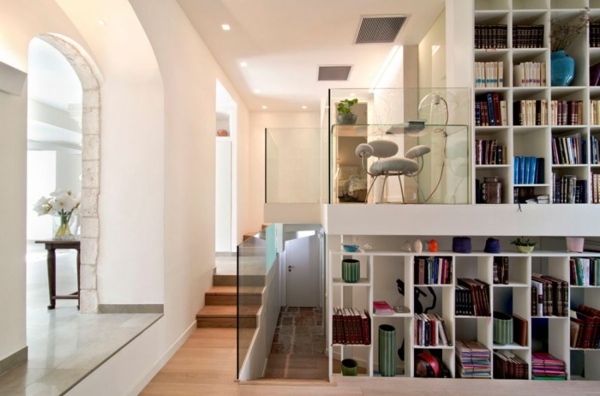 minimalistisches Apartment regale bücher glaswand