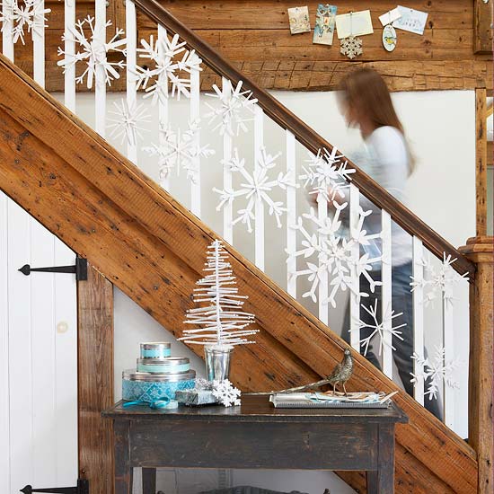 moderne Weihnachtsgirlande weihnachten holz treppe schneeflocken tisch