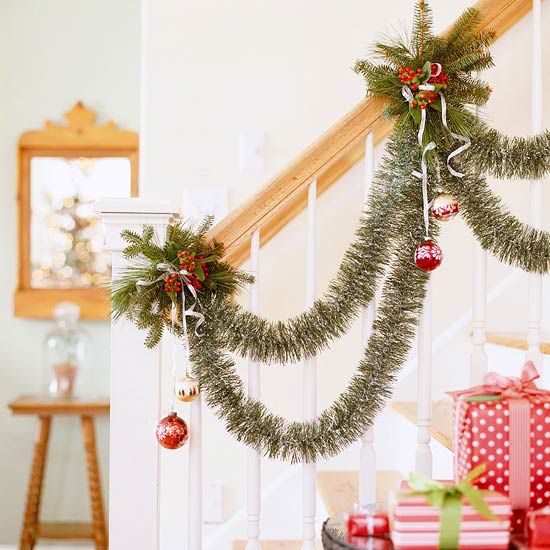moderne Weihnachtsgirlande weihnachten treppen tannenbaum kugeln rot geschenke