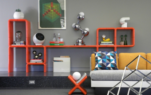moderne inneneinrichtung orange wohnzimmer regale farbakzente deko