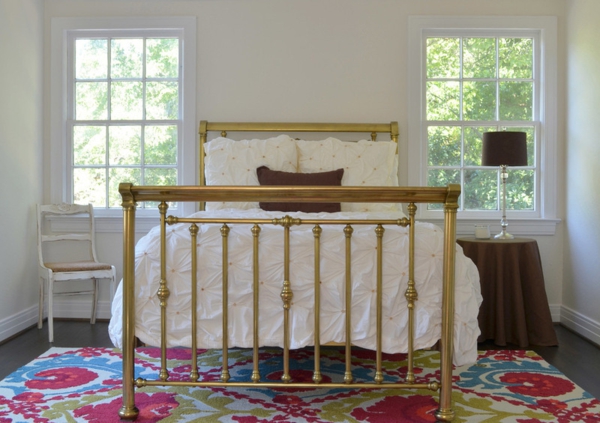 traditionellen Haus in Dallas bett golden schlafzimmer teppich stuhl lampe