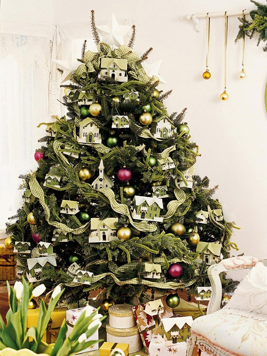 weihnachtsbaum dekoration gold grün kugeln häuschen schleife