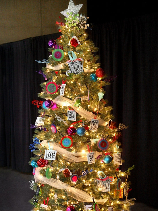 weihnachtsbaum dekoration lichterkette stern kugeln bunt