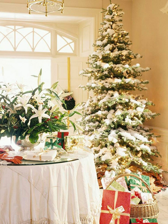 weihnachtsbaum dekoration weiß kunstschnee korb geschenke