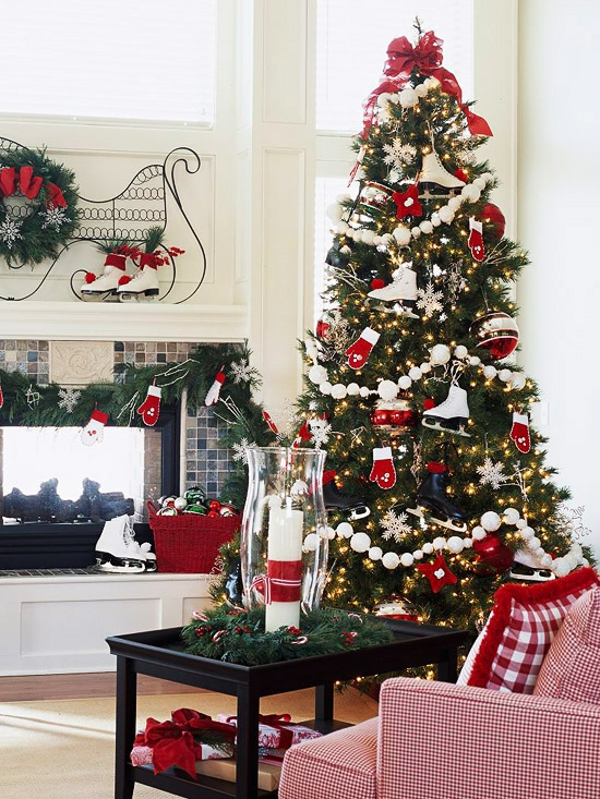 weihnachtsbaum dekoration weiß rot schlittschuhe lichter