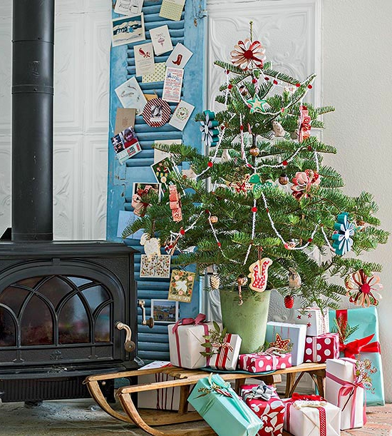 weihnachtsdeko tipps klein innenraum christbaum geschenke ecke