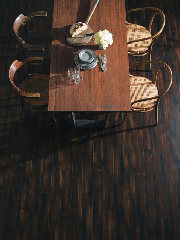 Boden aus Baumbusholz tisch stuhl