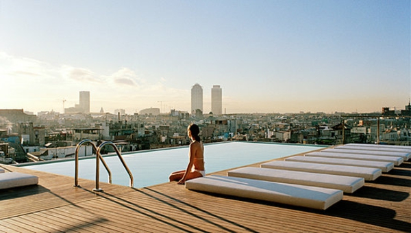 Dachrestaurants und Bars mit wunderbaren Aussichten Barcelona schwimmbecken