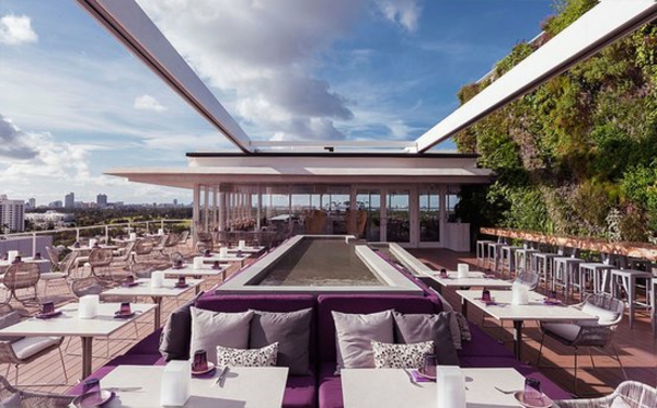 Dachrestaurants und Bars mit wunderbaren Aussichten Miami lila couch tisch