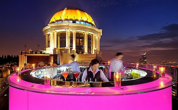 Dachrestaurants und Bars mit wunderbaren Aussichten rosa hoch thailand