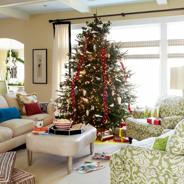 Dekoration Weihnachtsbaum sofa tisch girlanden lichter